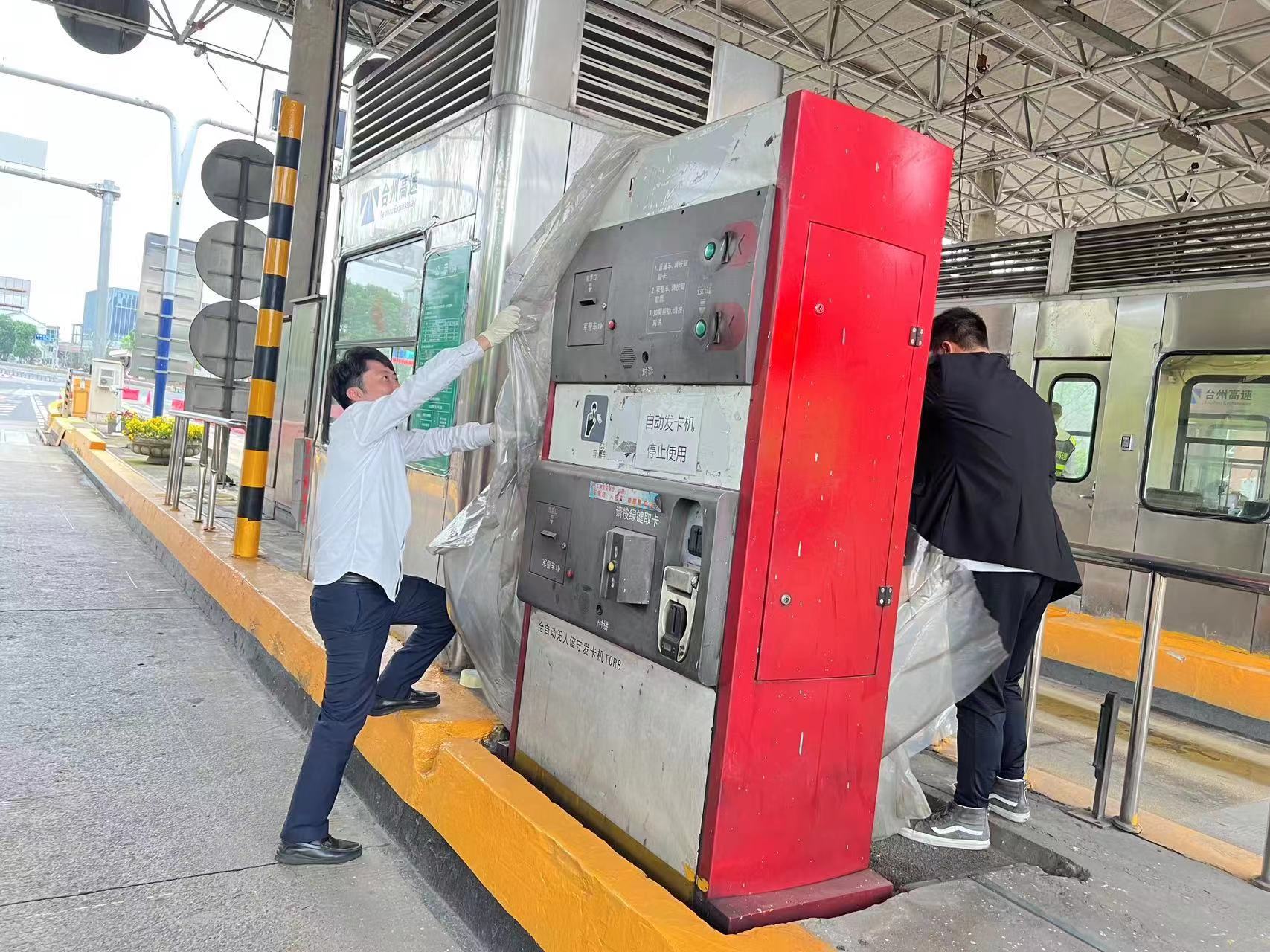 1684174833437662.jpg 20230511 圖為車(chē)道打掃現(xiàn)場(chǎng) 王蓉萍攝 (2).jpg