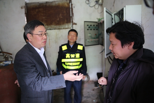 公司領(lǐng)導陳文波一行檢查塘嶺水泵房_副本.jpg