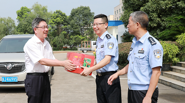 陳文波帶隊(duì)慰問臺(tái)州高速交警支隊(duì).jpg