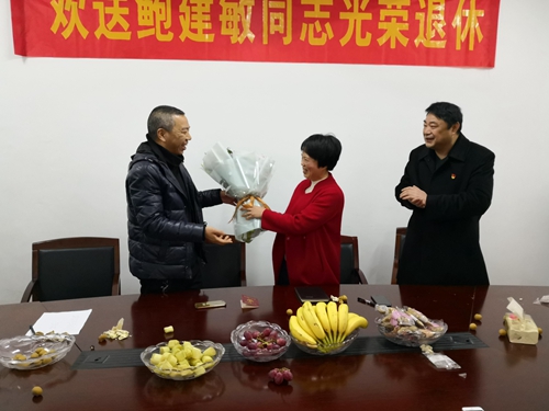 隊(duì)長送花金先華攝_副本.jpg
